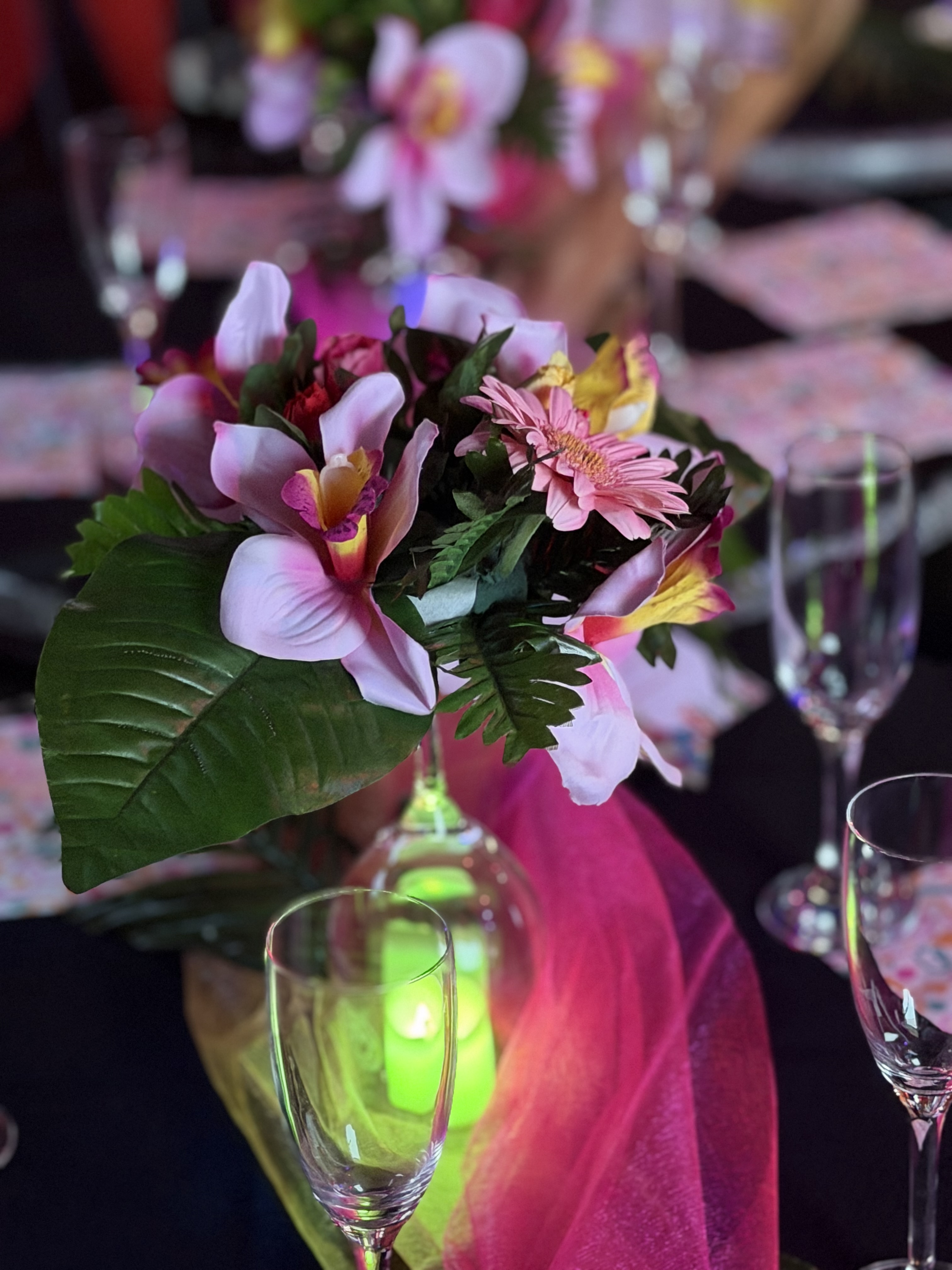 Fusion Academy Club — kvetinová výzdoba a prestieranie