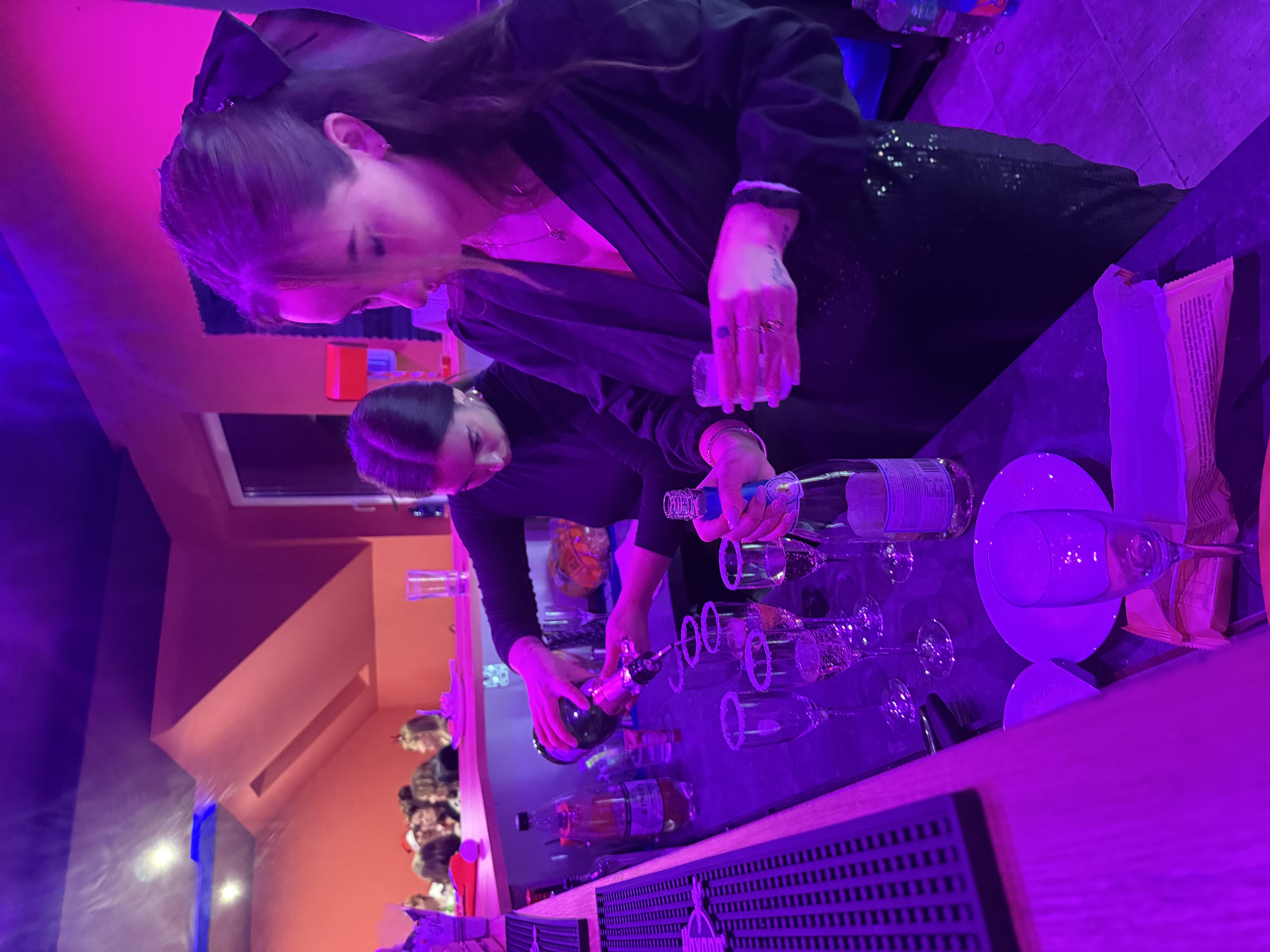 Fusion Academy Club — barmanka pripravuje drinky